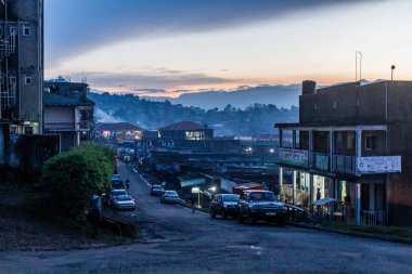 Fort PORTAL, UGANDA - 10 Mart 2020: Fort Portal, Uganda 'da bir caddenin akşam manzarası