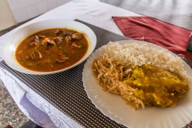 Uganda 'da yemek - pirinç, matoke muz püresi, sebze ve yahni