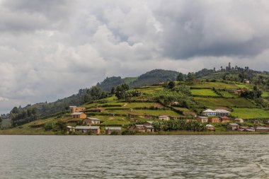 Bunyonyi Gölü kıyısındaki Buhutu kasabası, Uganda