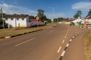 ENTEBBE, UGANDA - 27 Mart 2020: Entebbe, Uganda 'da bomboş (tecrit nedeniyle) karayolu