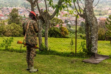 Fort PORTAL, UGANDA - 11 Mart 2020: Fort Portal, Uganda 'daki Tooro Krallığı Sarayı Muhafızları