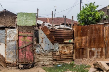 KATUNGURU, UGANDA - 16 Mart 2020: Uganda 'nın Katunguru köyünde yıkılan bir eve bakış