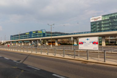 PRAG, CZECHIA - 4 Nisan 2020: Çek Cumhuriyeti 'ndeki Vaclav Havel Havalimanı Prag' daki yollar ve otoparklar