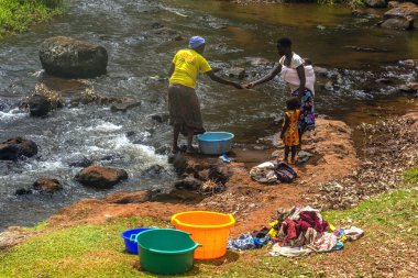 SIPI, UGANDA - 28 Şubat 2020: Sipi Nehri, Uganda 'da çamaşır yıkayan yerel kadınlar