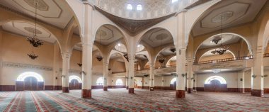 KAMPALA, UGANDA - 3 Mart 2020: Kampala, Uganda 'daki Uganda Ulusal Camii' nin Dua Salonu