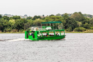 MURCHISON FALls, UGANDA - 8 Mart 2020: Uganda, Uganda 'daki Murchison Falls Ulusal Parkı' nda Victoria Nil 'de tur teknesi