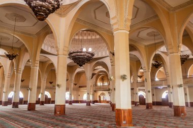 KAMPALA, UGANDA - 3 Mart 2020: Kampala, Uganda 'daki Uganda Ulusal Camii' nin Dua Salonu