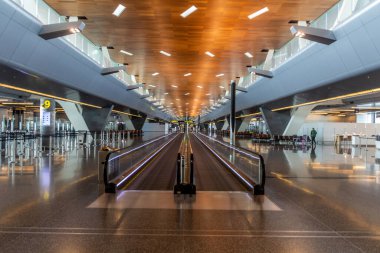 DOHA, Katar - 4 Nisan 2020: Doha, Katar 'daki Hamad Uluslararası Havalimanı