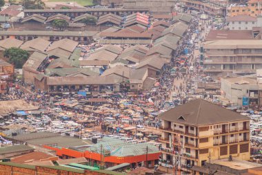 KAMPALA, UGANDA - 3 Mart 2020: Kampala, Uganda 'daki Owino pazarının havadan görünüşü