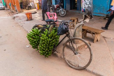 MBALE, UGANDA - 24 Şubat 2020: Mbale, Uganda 'da bir sokakta muz yığını dolu bisiklet