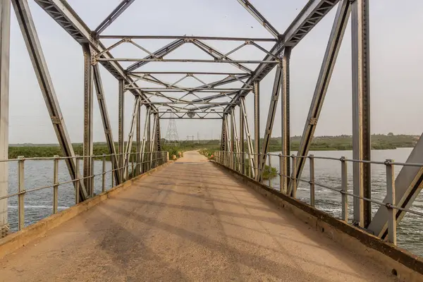 Katunguru köyündeki Kazinga Kanal Köprüsü, Uganda