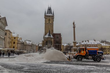 PRAG, CZECHIA - 8 Şubat 2021: Çek Cumhuriyeti 'nin Prag kentindeki Eski Şehir Meydanı' nda kar temizleme