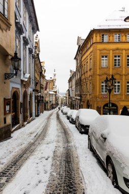 PRAG, CZECHIA - 8 Şubat 2021: Çek Cumhuriyeti Prag 'daki Nerudova Caddesi Kış Manzarası