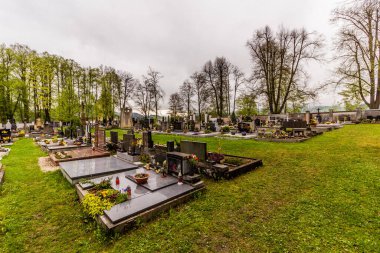 JABLONNE NAD ORLICI, CZECHIA - 13 Mayıs 2021: Jablonne nad Orlici kasabasındaki mezarlık, Çek Cumhuriyeti