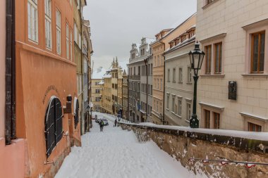 PRAG, CZECHIA - 8 Şubat 2021: Çek Cumhuriyeti Prag 'daki Zamecke okul merdivenlerinin kış manzarası