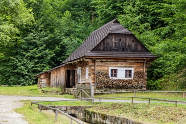 Roznov kapsülü Radhostem, Çek Cumhuriyeti 'nde bir açık hava müzesinde (Valasske müzesi v prirode) eski ahşap ev