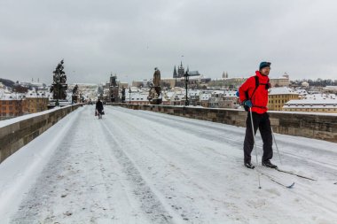 PRAG, CZECHIA - 8 Şubat 2021: Çek Cumhuriyeti 'nin Prag kentindeki Charles köprüsünde kros kayağı