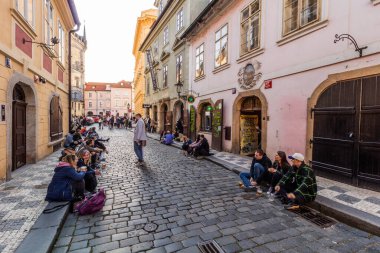 PRAG, CZECHIA - 8 Mayıs 2021: Çek Cumhuriyeti 'ndeki Covid ile ilgili tecrit nedeniyle insanlar Prag sokaklarında içiyorlar