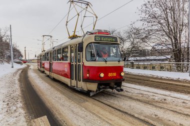 PRAG, CZECHIA - 8 Şubat 2021: Çek Cumhuriyeti Prag 'taki bir tramvayın kış manzarası