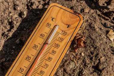 Kuru toprak zeminde yüksek yaz sıcaklığını gösteren termometre