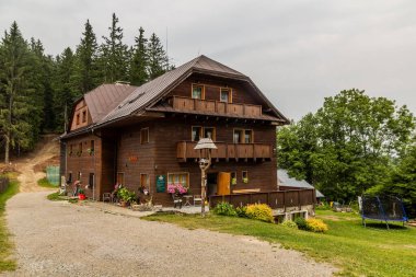 BESKYDY, SLOVAKIA - 14 Temmuz 2021: Chata Kminek dağ kulübesi Beskydy dağları, Slovakya