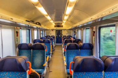 VALASSKE MEZIRICI, CZECH REPUBLIC - 15 Temmuz 2021: Çek Demiryolları, Çek Demiryolları Ex 122 treninin içi