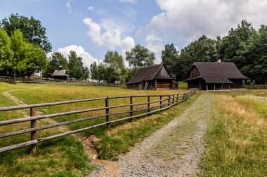 Çek Cumhuriyeti 'nin Roznov kapsülü Radhostem kentindeki açık hava müzesindeki (Valasske müzesi v prirode) eski evler