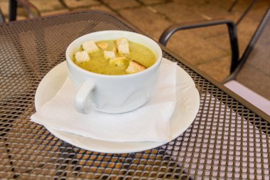 croutons Kremalı brokoli çorbası