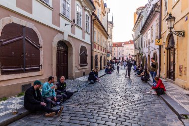 PRAG, CZECHIA - 8 Mayıs 2021: Çek Cumhuriyeti 'ndeki Covid ile ilgili tecrit nedeniyle insanlar Prag sokaklarında içiyorlar