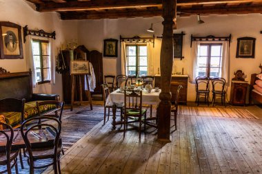 ROZNOV POD RADHOSTEM, CZECH REPUBLIC - 15 Temmuz 2021: Çek Cumhuriyeti 'nin Roznov kapsülü Radhostem' deki Valasske müzesinde (eski bir evin içi)