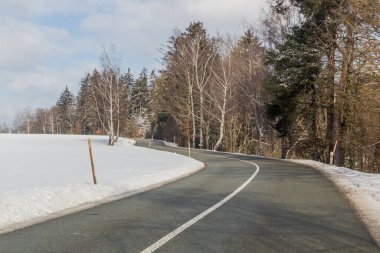 Çek Cumhuriyeti Kamenicna yakınlarındaki 2 / 310 yolunun kış manzarası