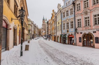 PRAG, CZECHIA - 8 Şubat 2021: Çek Cumhuriyeti Prag 'daki Mostecka Caddesi Kış Manzarası