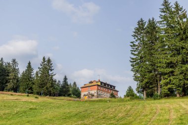 BESKYDY, SLOVAKIA - 13 Temmuz 2021: Beskydy dağlarındaki Kysuca dağ kulübesi, Slovakya