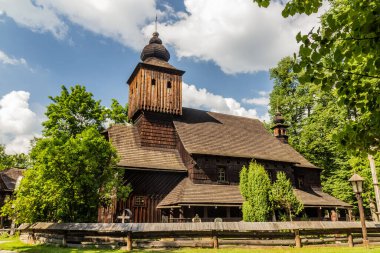 Roznov kapsülü Radhostem, Çek Cumhuriyeti 'ndeki açık hava müzesindeki (Valasske müzesi v prirode) ahşap kilise