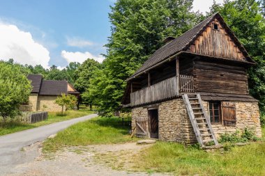 Çek Cumhuriyeti 'nin Roznov kapsülü Radhostem kentindeki açık hava müzesindeki (Valasske müzesi v prirode) eski evler