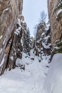 Çek Cumhuriyeti 'nin Cesky raj (Çek Cenneti) bölgesindeki Prachovske skaly kayalarının kış manzarası