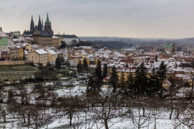 Çek Cumhuriyeti Prag 'daki St. Vitus Katedrali ve Küçük Tarafı' nın kış manzarası