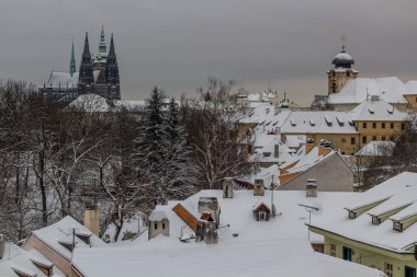 Prag, Çek Cumhuriyeti 'ndeki Prag şatosu ve Mala strana' nın (daha küçük çeyreklik) kış manzarası