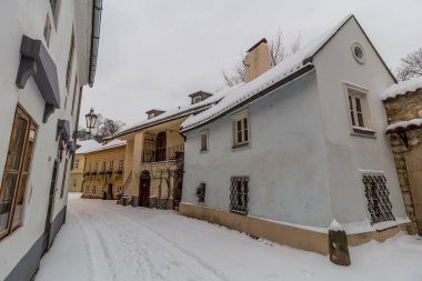 Çek Cumhuriyeti 'nin Prag kentindeki Novy Svet sokağının kış manzarası