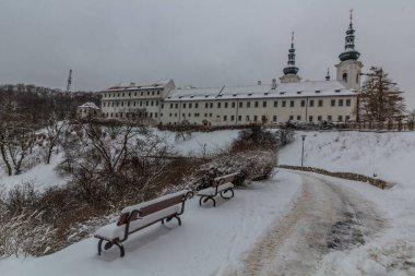 Çek Cumhuriyeti Prag 'daki Strahov manastırına kış manzarası