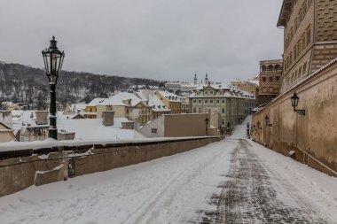 Çek Cumhuriyeti Prag 'daki Ke Hradu caddesinin kış manzarası