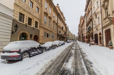 Çek Cumhuriyeti Prag 'daki Nerudova caddesinin kış manzarası