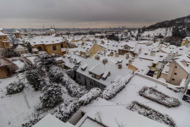 Çek Cumhuriyeti Prag 'daki Mala strana' nın (daha küçük kadrosu) kış havası manzarası