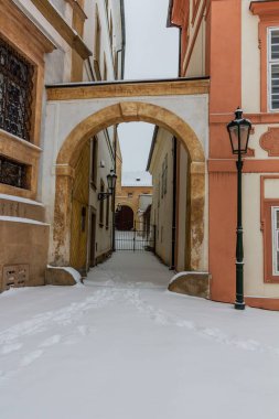 Çek Cumhuriyeti Prag 'da bir kemer yolunun kış manzarası