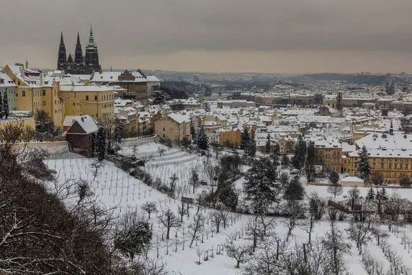 Prag, Çek Cumhuriyeti 'ndeki Prag şatosu ve Mala strana' nın (daha küçük çeyreklik) kış hava manzarası