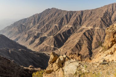 Suudi Arabistan, Al Baha yakınlarındaki Sarawat dağlarında Kral Fahd Yolu ile derin vadi