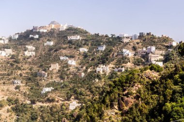 Suudi Arabistan 'ın Fayfa köyündeki bir tepenin üzerindeki evler görülüyor.