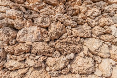 Suudi Arabistan 'ın Farasan adasındaki Al Qassar miras köyündeki mercan taş duvar.