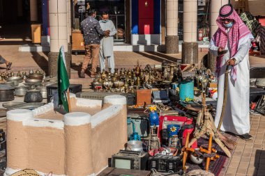 RIYADH, SAUDI ARABIA - 30 Kasım 2021: Riyad, Suudi Arabistan 'daki Souq Al Zel pazarının bit pazarı bölümü