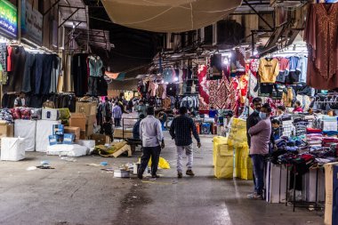 RIYADH, SAUDI ARABIA - 1 Aralık 2021: Riyad, Suudi Arabistan 'daki Almarqab Mahallesi Pazar Caddesi